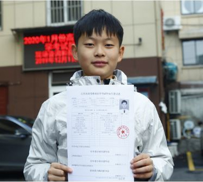 南京少年何宜德11歲已經拿到大學「專科」畢業。（網圖）