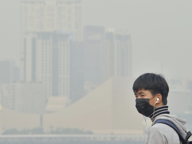 本港空氣質素有時欠佳，維港看不到對岸。資料圖片