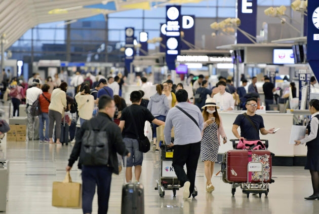 在关西机场1号航站楼南侧的国际出发区恢复运营，挤满了乘客。(网图)