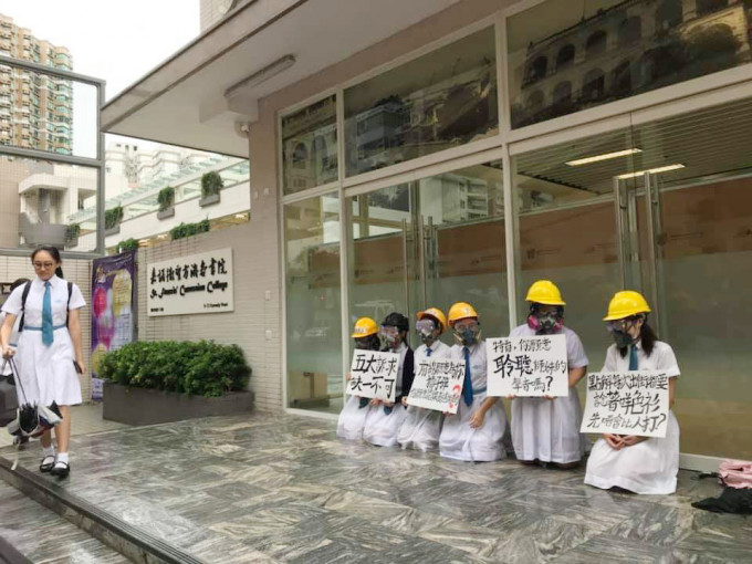 有学生下跪吁同学们参与罢课。香港突发事故报料区FB/网民黄安图