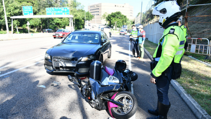 電單車撞到貨車復被私家車撞，鐵騎士受傷送院，警員在場調查。