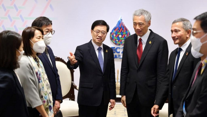 李家超访东盟国家，料获高规格接待。图为他去年与新加坡总理李显龙会面。（资料图片）