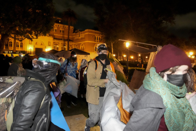 南加州大学示威者自行执拾帐篷离去，行动中没有人被捕。美联社