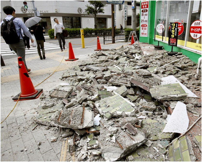 大阪市內多處路面出現破裂或凹陷。AP