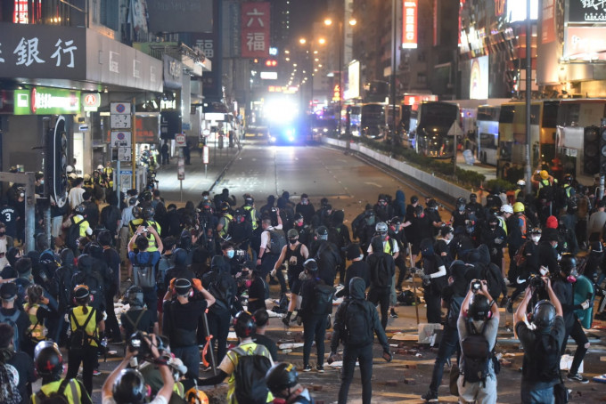 当晚旺角弥敦道大批示威者堵路。资料图片