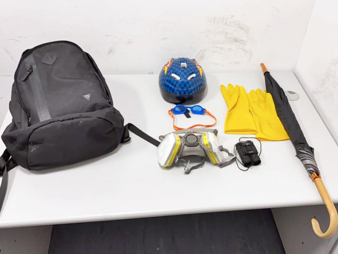 警方检获的头盔及防毒面具。「香港警察」fb图片
