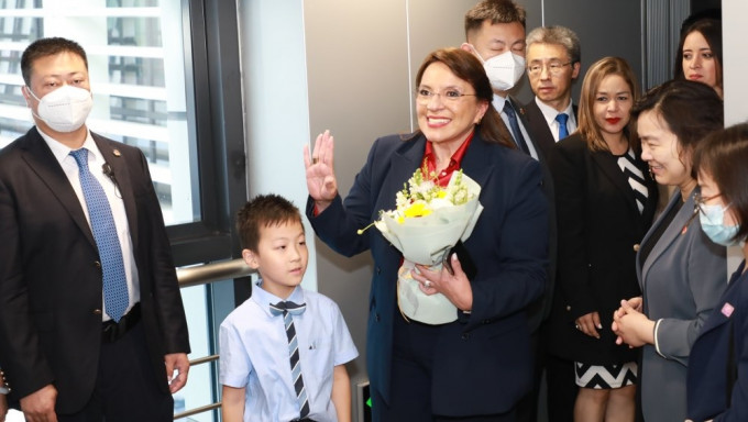 洪都拉斯总统卡斯特罗抵达上海开始访华。twitter@@XiomaraCastroZ