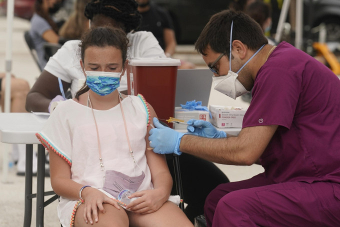 英国计画下周为12-15岁青少年接种新冠疫苗。AP资料图片