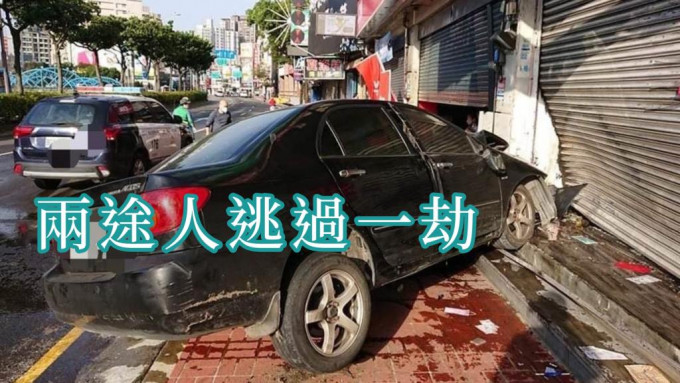 私家車輛剷上行人路直撞向一家檳榔店。中時