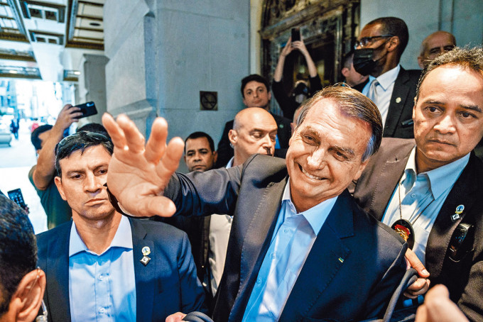 巴西总统博索纳罗上月在纽约出席联大会议，与支持者挥手。