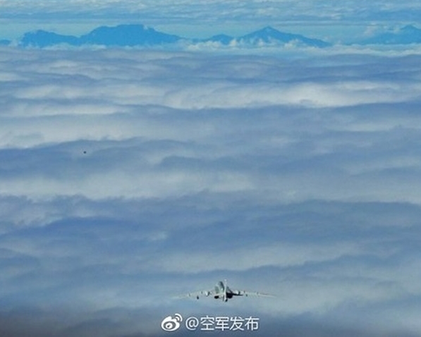 解放軍空軍官方微博日前公開一張「戰機遠眺群山」照片。