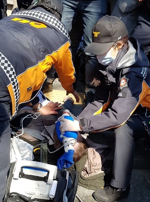 据悉，冲突造成至少4人受伤送院。韩联社