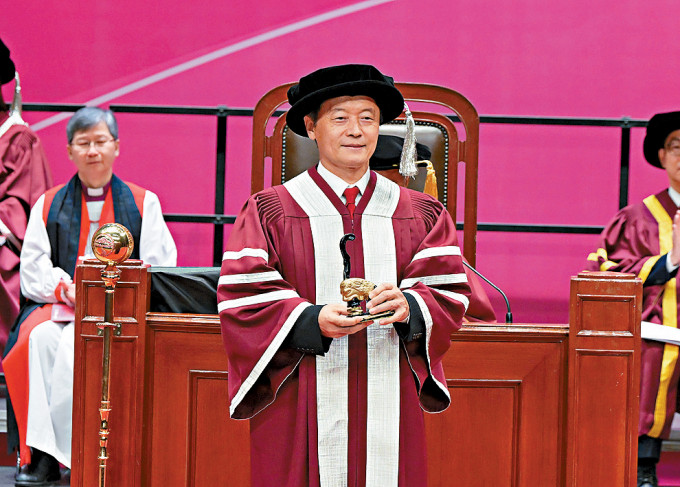岭大校长秦泗钊在就职礼表示，将推动传统课程与数字化融合。