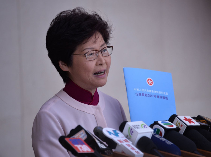 林郑月娥展示蓝色封面的《施政报告》。