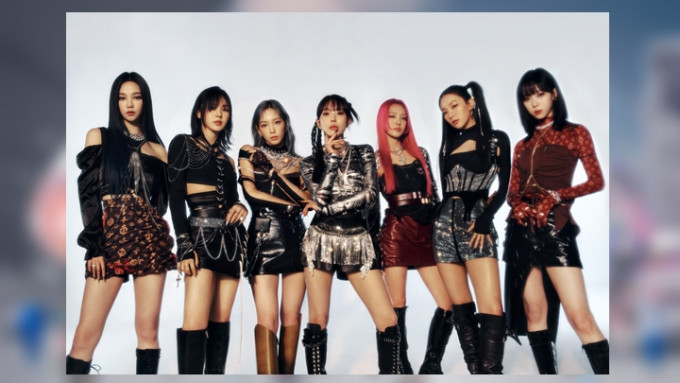 SM推出超級女團Girls On Top，由（左起）Karina、Wendy、泰妍、BoA、孝淵、瑟琪及Winter組成。