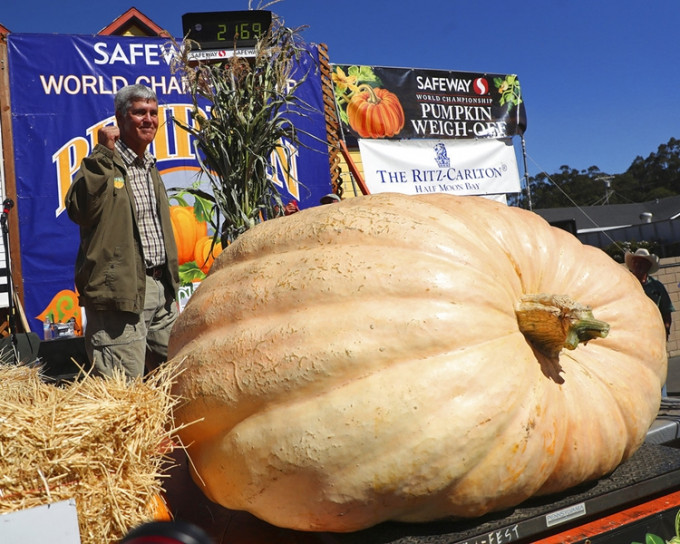 美国俄勒冈州一名机师种出重达2170磅的巨型南瓜。AP
