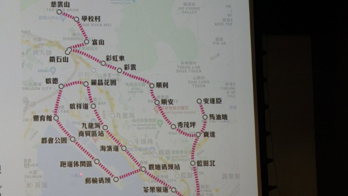 政府正研究东九龙线走线。图为民建联介绍该党建议的走线方案。