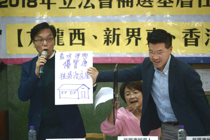 范國威（右）自言提議高球場建屋，被黃成智斥：乜都冇做又邀功