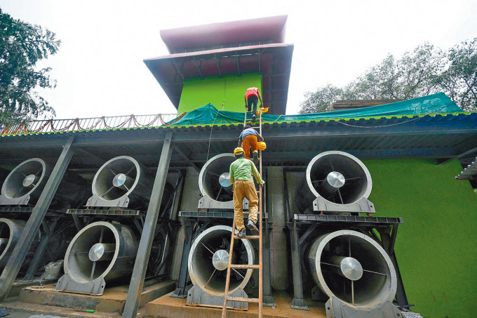 新德里周一启用除霾塔。　　