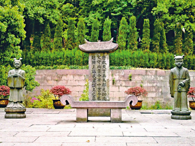 浙江钱鏐墓两年前被盗。
