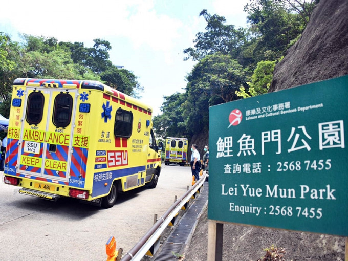 鲤鱼门社区隔离设施今日起启用，今早10时许有救护车先后将病人送抵。