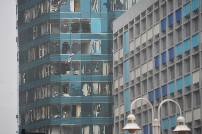 红磡海滨广场多处窗户破裂，毗邻的葛量洪校友会黄埔学校（右），明日继续停课。资料图片