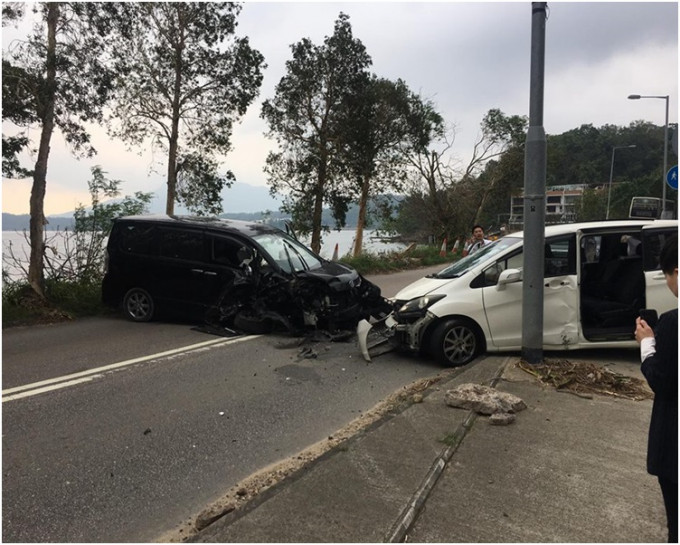 一黑一白的七人車迎頭相撞。圖：網民Leo Kwan‎香港突發事故報料區