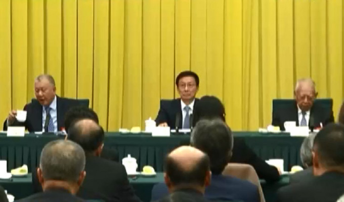 副总理韩正（中）会见港澳政协。无綫电视截图