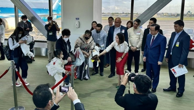 菲律宾官员在机场欢迎中国游客到来。