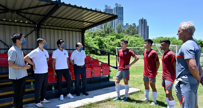 杨润雄（左二）与香港足球代表队球员交谈，并为他们打气。（政府新闻处）