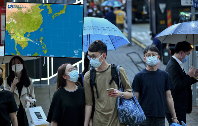 天文台指预料红霞对本港的直接威胁不大，需要发出热带气旋警告信号的机会较低。资料图片及天文台网图