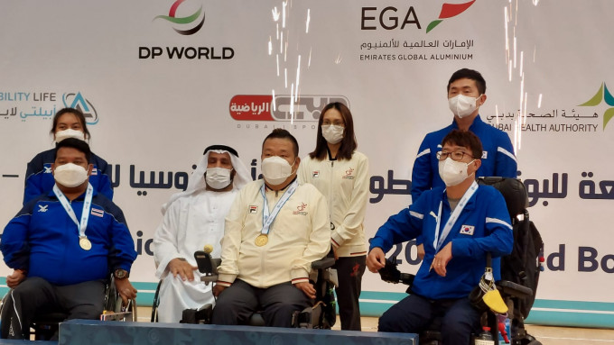 梁育榮(前排中)於男子BC4級以不敗姿態封王。相片由香港殘疾人奧委會暨傷殘人士體育協會提供