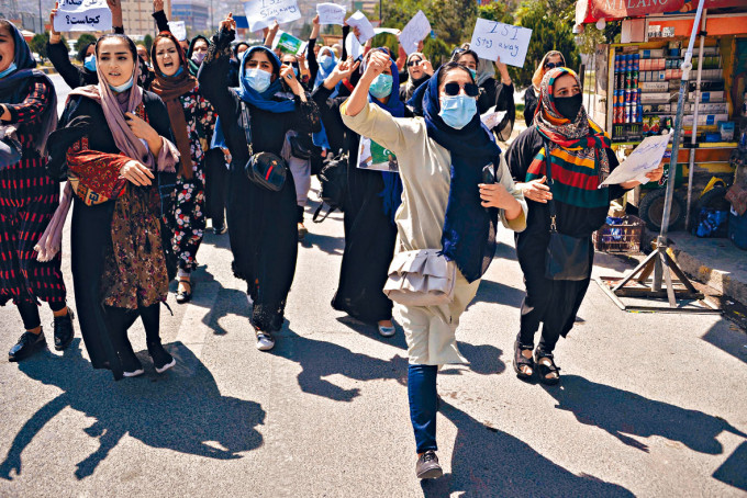 ■喀布尔妇女周二示威反对塔利班统治。