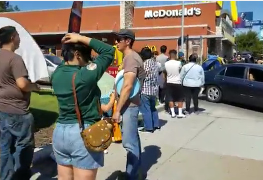 麦当劳外有过千人排队等候。网图