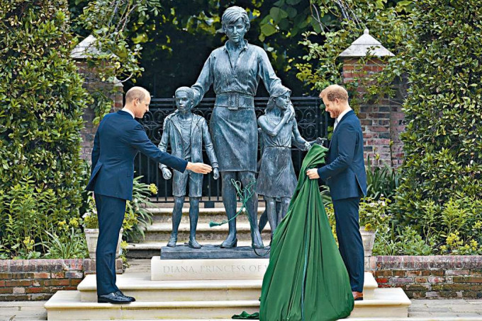 ■威廉与哈里王子，在肯辛顿宫「下沉花园」为亡母戴妃的纪念雕像揭幕。