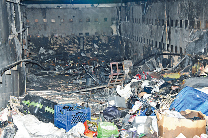港铁南昌站附近行人隧道发生纵火案，现场大批杂物严重烧毁。