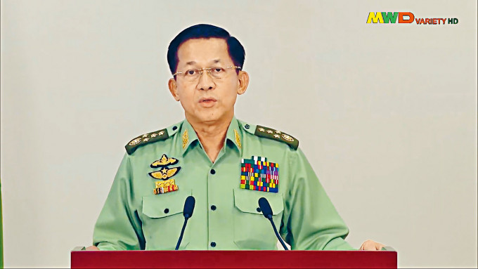 緬甸軍方領袖敏昂萊周一在電視台發表講話。