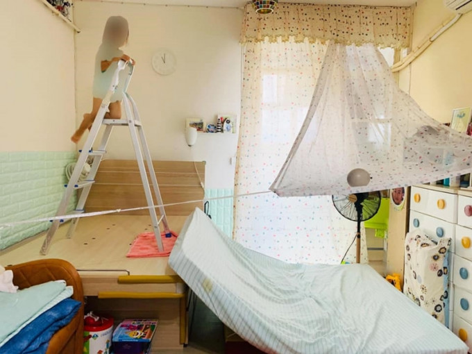 一名港媽利用摺梯、床墊、窗簾布及一條繩搭建「家中遊樂場」，被網民轟危險。「生仔要考牌系列」FB圖片