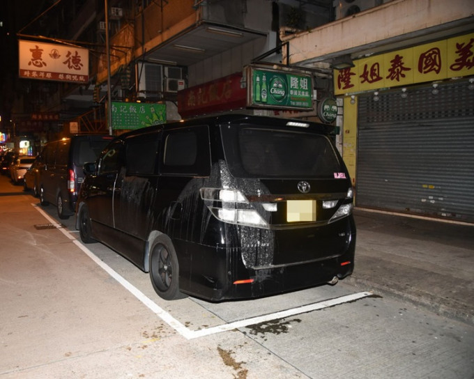 一辆七人车于九龙城遭淋漆水。
