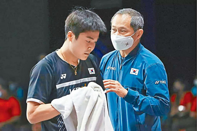 黃達明（右）率南韓重奪優霸盃後選擇離隊，轉為執教港羽隊尋找新挑戰。