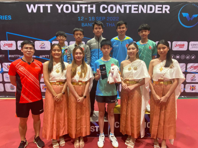 羅嘉杰(前排中)於WTT泰國青少年賽男子U13組奪冠。乒總提供相片