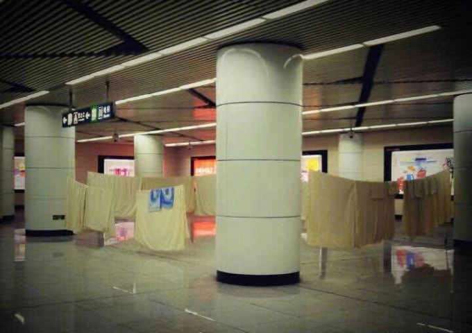 北京地鐵站有職員掛繩晾被單。網上圖片