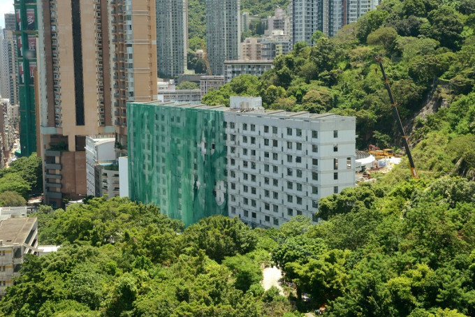 当局计划于前已婚警察宿舍及前香港学堂临时校舍用地，兴建公营房屋。资料图片
