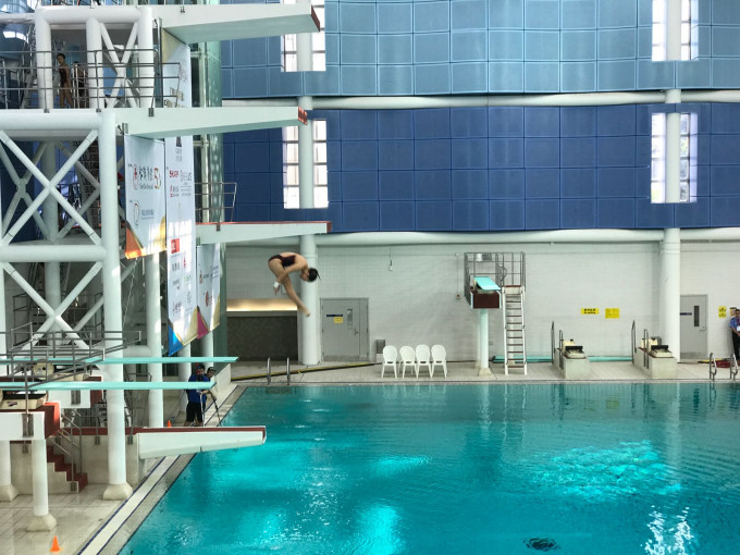 「梦之队」在九龙公园室内游泳池表演跳水。