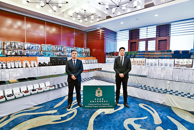 海關版權及商標調查科版權及商標跨境調查組指揮官楊元昇（左），及第三隊調查主任梁卓暉（右）交代案情。 