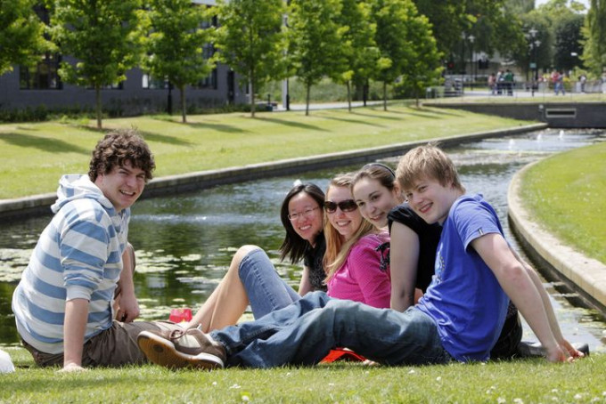 英國不少大學均達國際一流水平，吸引學生爭相報讀。