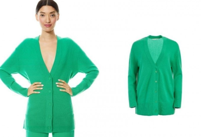 翡翠綠色長身外套/$3,390/A，下身配襯黑色貼身長褲，時尚有型。