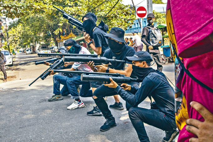 ■仰光的反政变示威者举起自制气枪对抗军警。