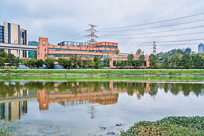 有「港版剑桥」之誉的安基司学校，位于元朗凹头锦田河畔，占地超过15万平方尺。
