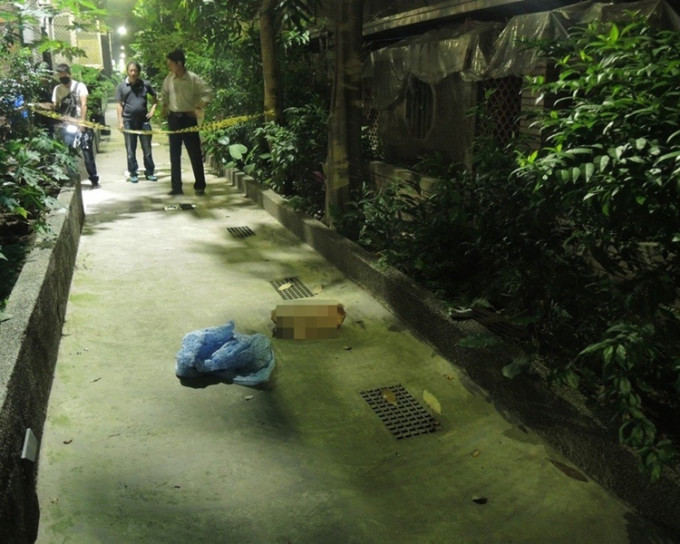警方今晨終於在花圃附近水溝蓋內發現第8袋殘肢。台灣警方圖片